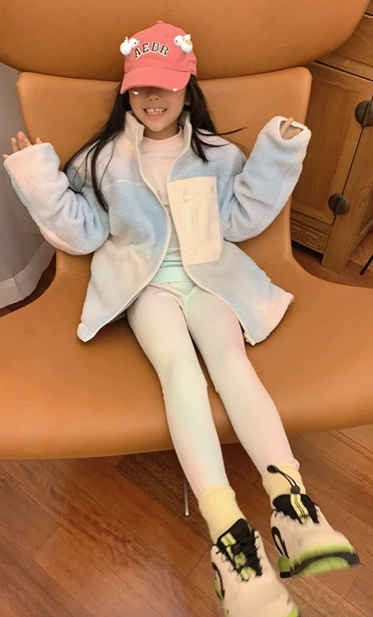 伊能静晒7岁女儿整牙后变美，还有小酒窝，一个人在家看书2个小时