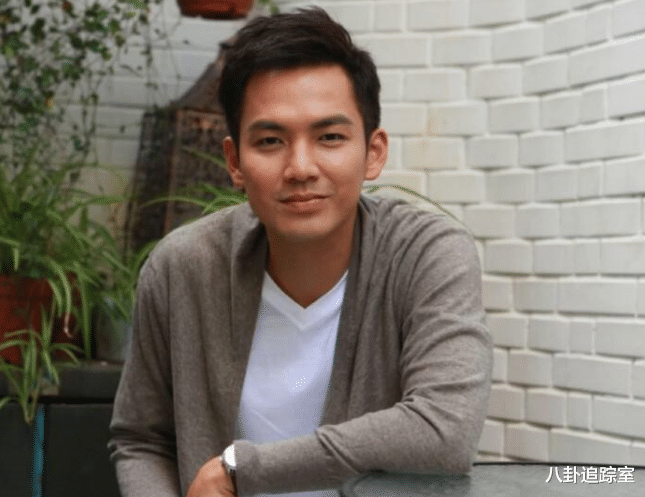 50岁钟汉良被偶遇,手举黑伞模样大变认不出,被指又黑又瘦老十岁