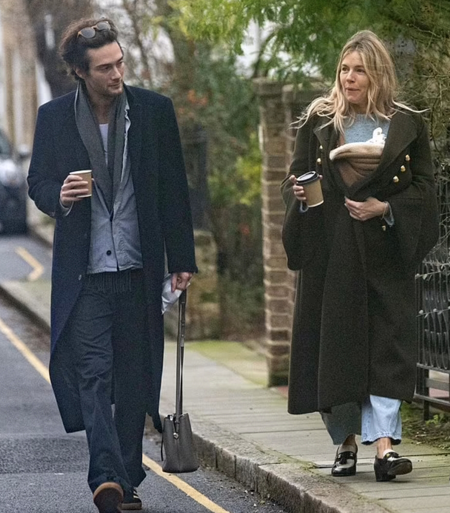 42岁西耶娜·米勒二胎产女，蓬头垢面抱娃亮相，身材发福显苍老