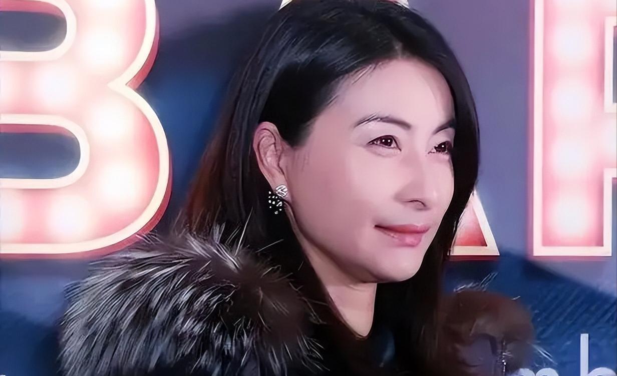 郭晶晶|郭晶晶罕见参加名媛聚会,站位边缘打扮格格不入,李嘉欣却在C位