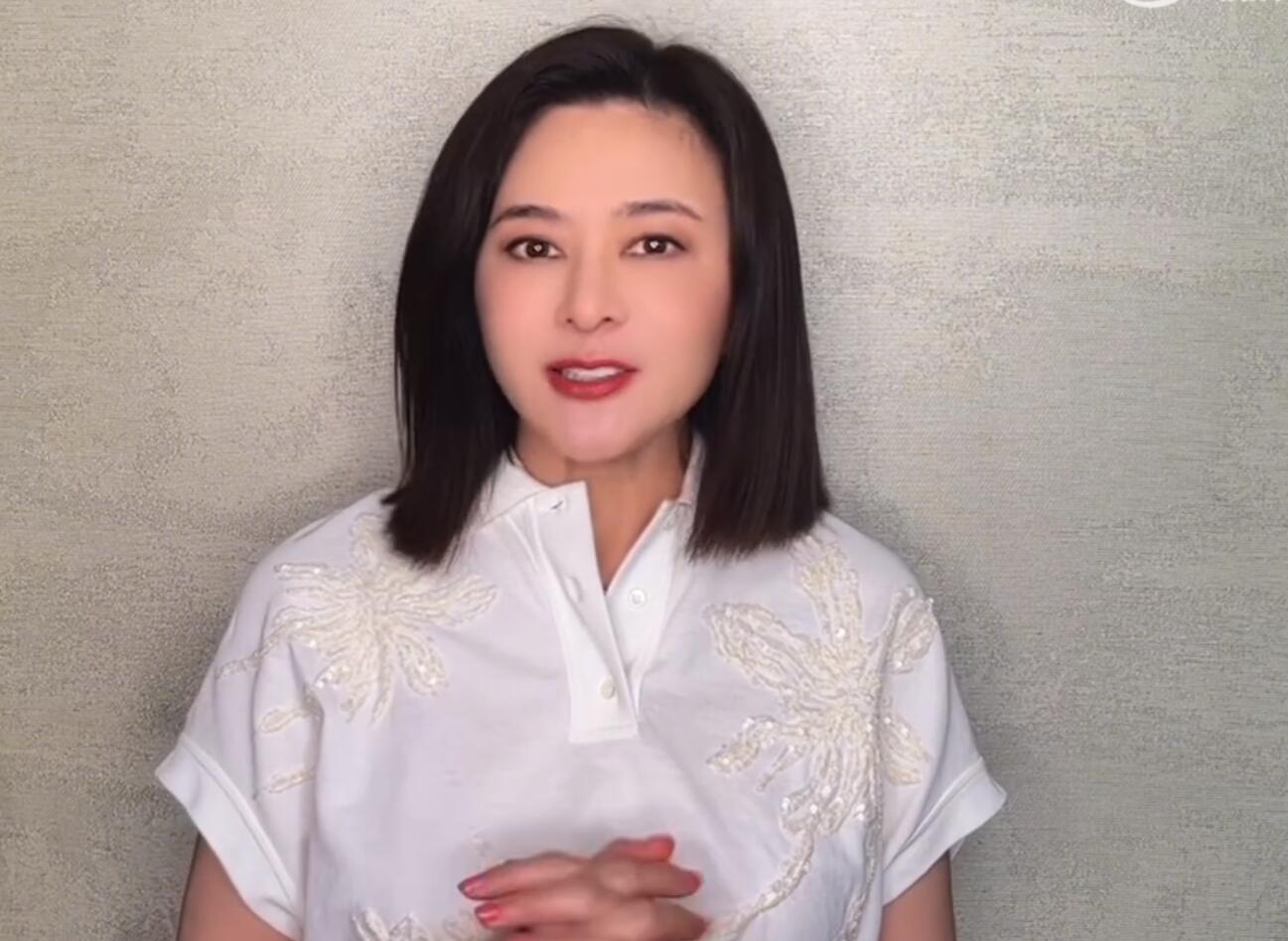 当52岁胡兵和53岁郑嘉颖同框，才终于承认，港星的保养真的太绝了