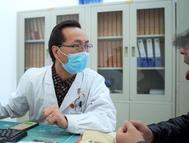 瘀血一多，寿命就短，舌苔白化瘀用桂附，舌头淡化瘀用四物！