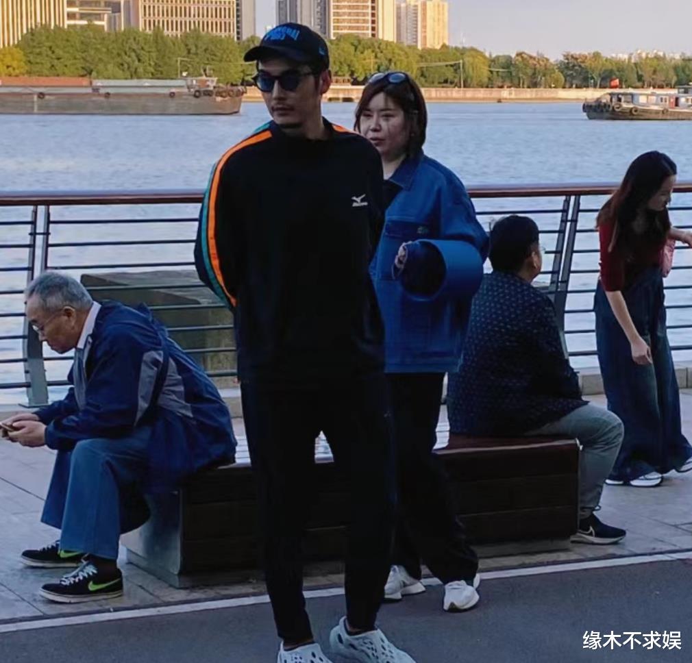 金世佳一家3口滨江玩耍,38岁妻子酷似马伊琍,金世佳当甩手掌柜