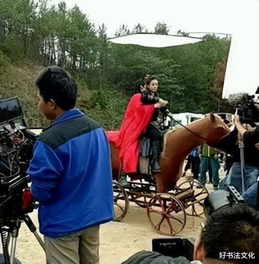 安徽|怪不得电视里只有上半身，直到镜头下移，都是观众看不了的尴尬