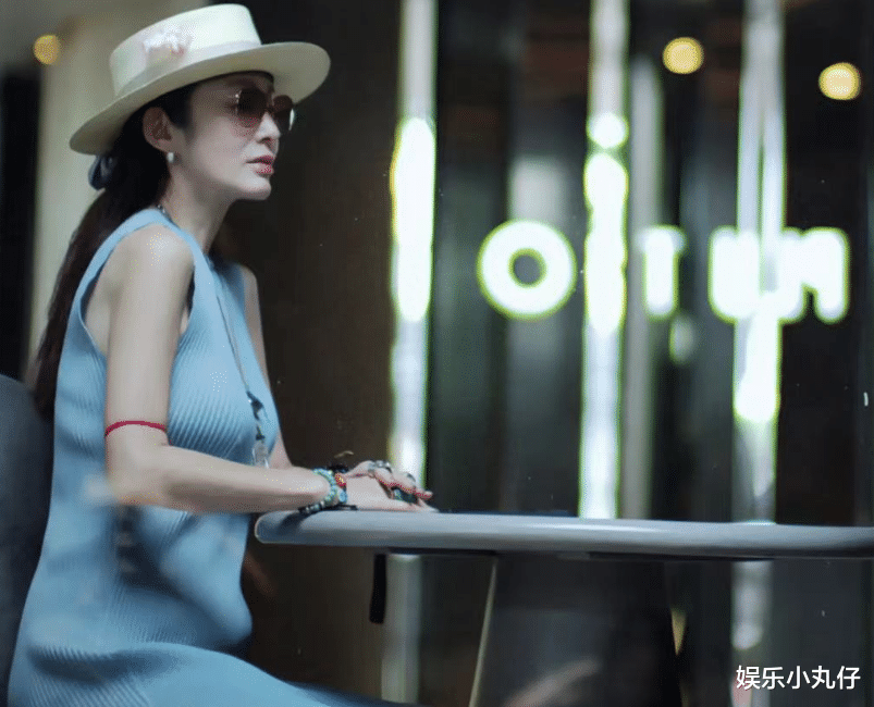 张敏携小10岁男友泰国买房定居!暴瘦至70斤已变形,手臂缠满佛珠