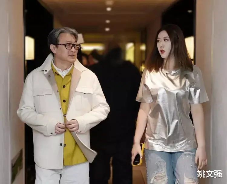 姜武 姜武25岁女儿画展大咖云集!姜文兄弟久违同框,冯小刚皮肤白到晃眼