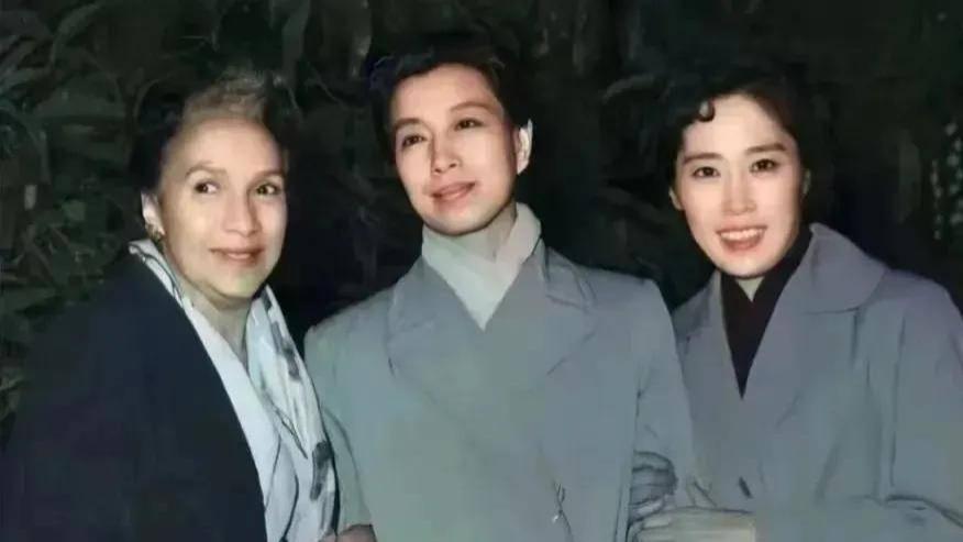 王光美|江青、王光美、尼娜的合影，讲气质，王光美必须第一