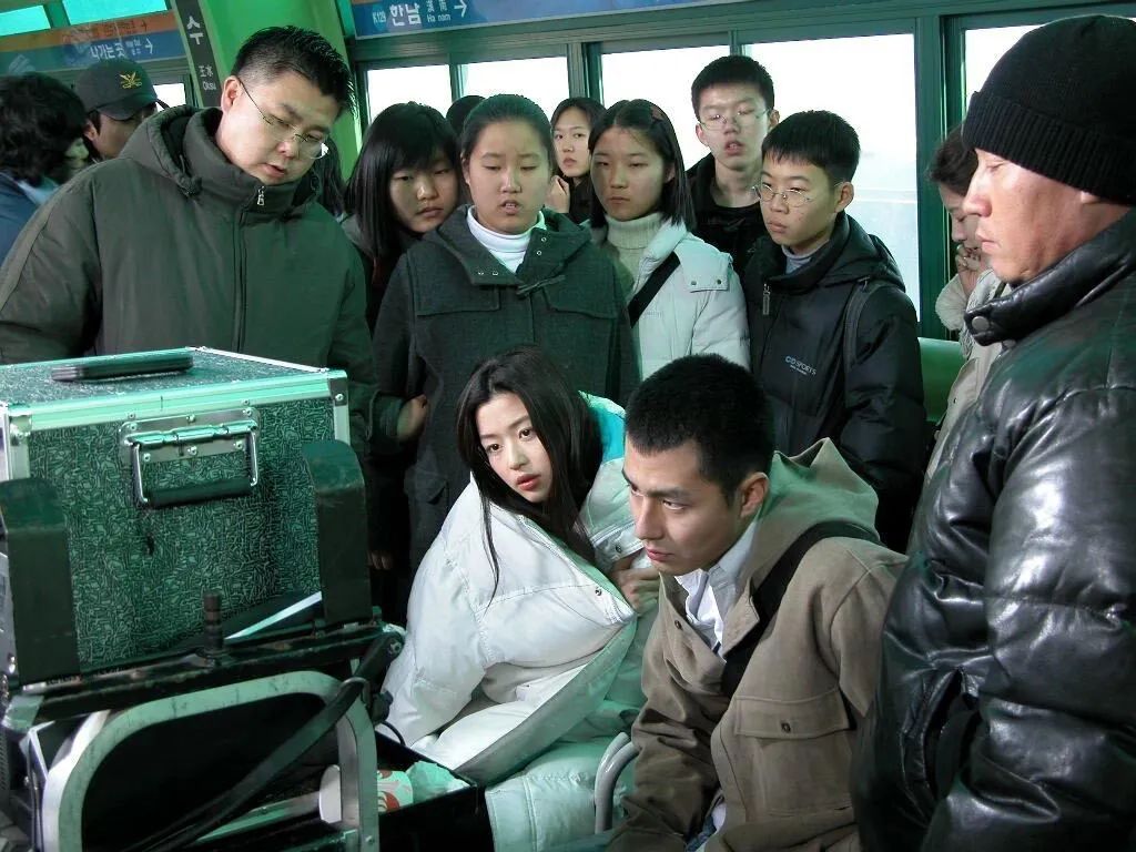 她到底为什么不满意自己这张与全智贤齐名的脸？硬是换到认不出…