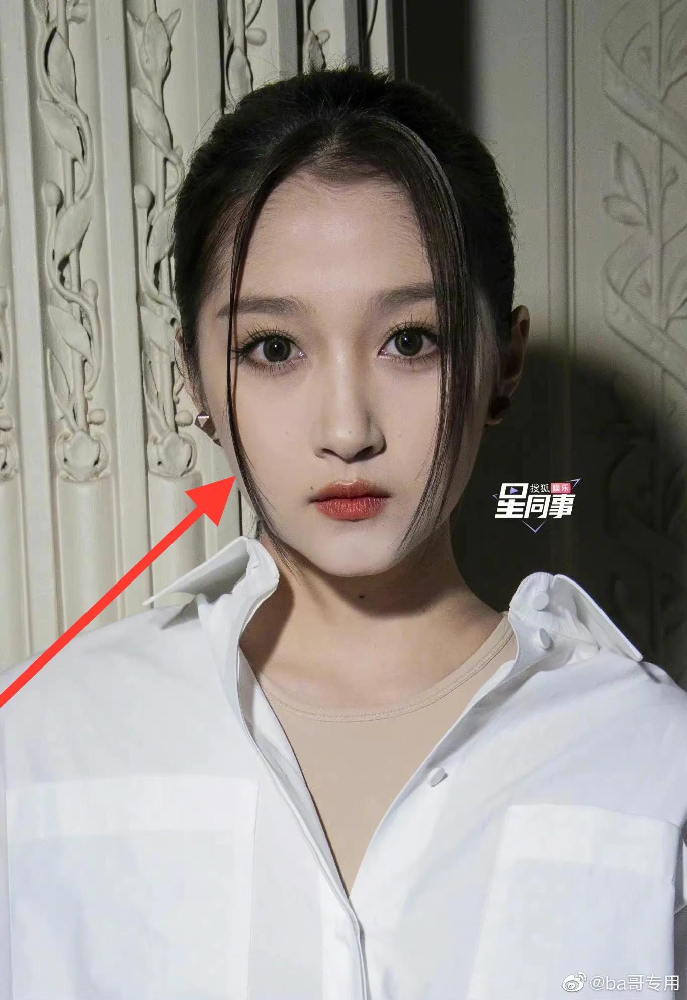 关晓彤看秀图翻车，白衬衣里加秋衣，脖子脸两个色，露腿一言难尽！