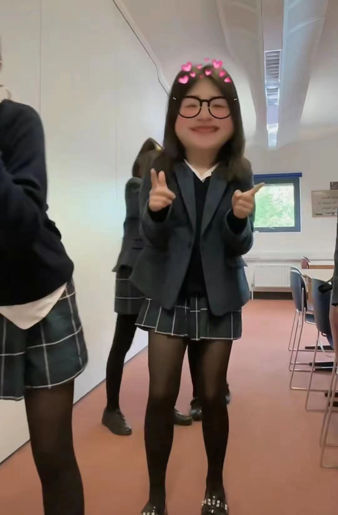 王诗龄|王诗龄520收近10万玫瑰!秀长腿名媛范足,李湘独过520疑眼含泪光