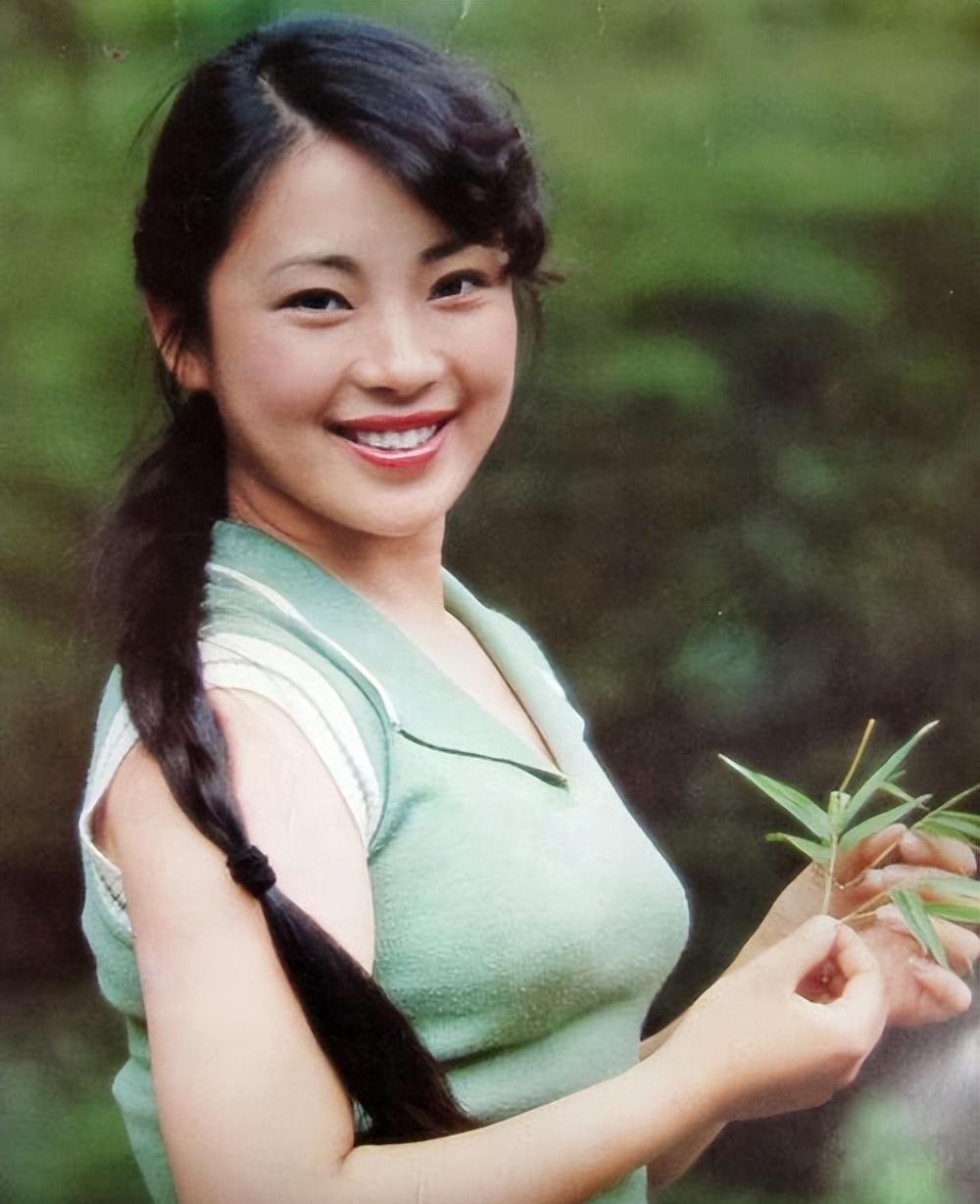 李连杰晒妻子近照，61岁利智衰老似奶奶，62岁黄秋燕仍然美艳动人