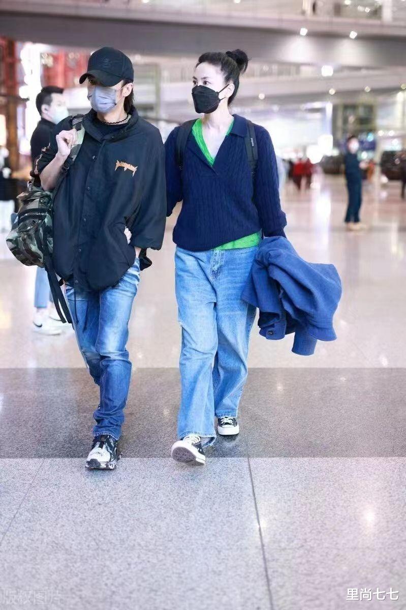 王菲 王菲牵谢霆锋走机场,扎马尾像高中生,小男友单手插兜扮酷
