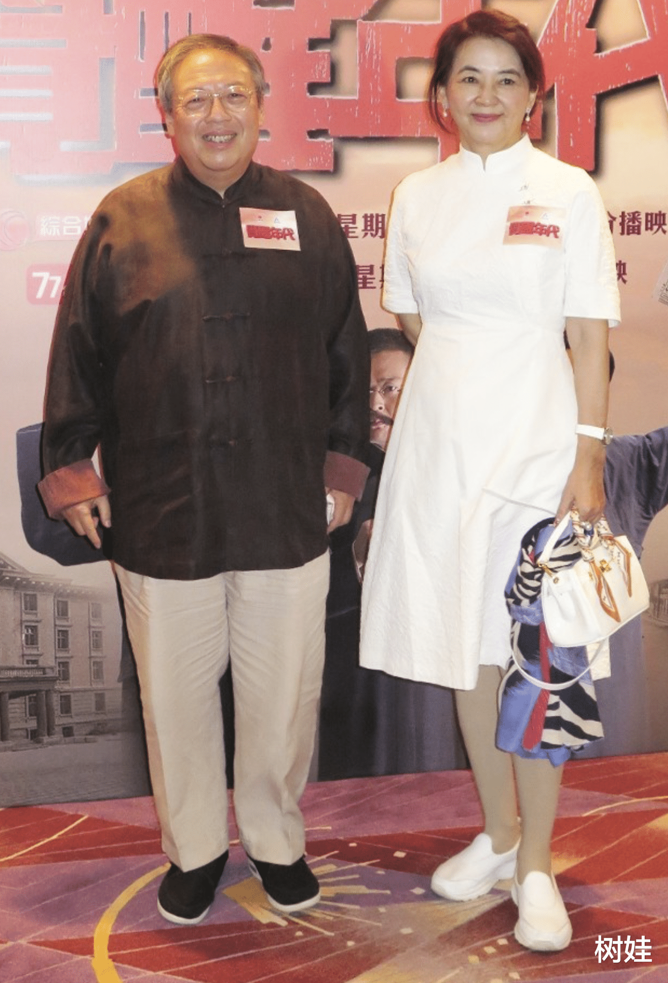 胡慧中74岁丈夫罕露脸，现身做演讲精神饱满，出狱后生活低调简单