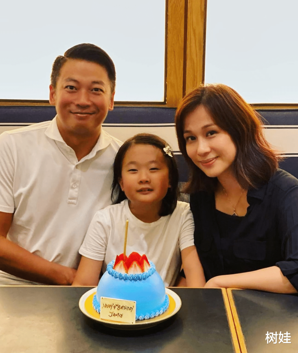 文颂娴时隔17年亮相TVB，短发造型爽朗大方，称女儿已长大可复出