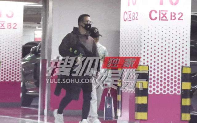 汪峰|汪峰罕带二女儿外出购物，颜值首曝光五官似妈，父女关系略显生疏