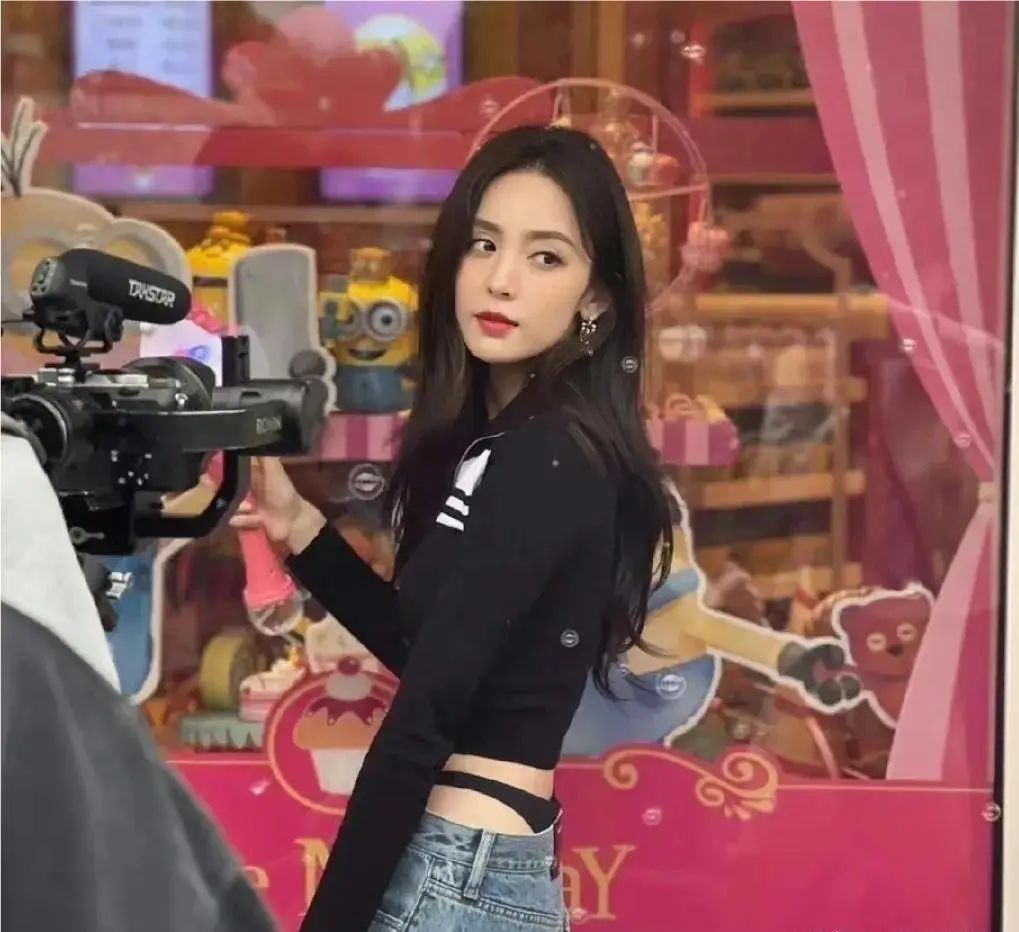 古力娜扎|五一出游，古力娜扎“内裤装”惹众怒，被骂“低俗”竟然把秦岚也拖下水了