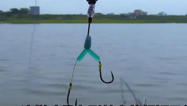 |用铅坠躺底超短子线钓法，和朝天钩钓法效果一样吗？