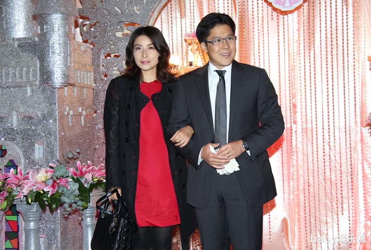 选亲？霍启刚携弟观游泳比赛，疑挑选弟媳，何诗蓓张雨霏或嫁豪门