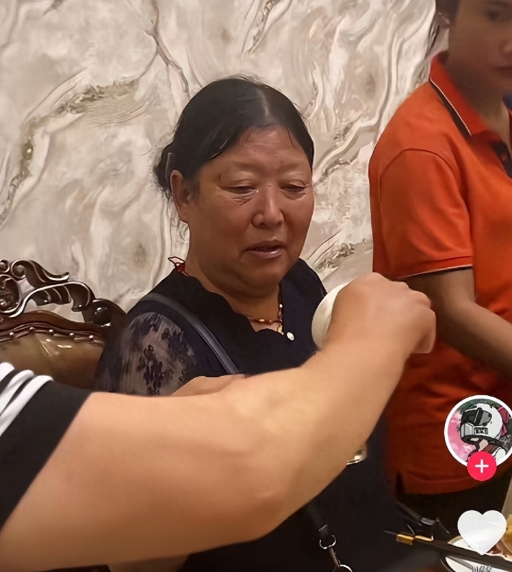 柬埔寨依晴自曝园区上位史，与“梅姨”狂拼酒，胳膊刀疤暴露身份