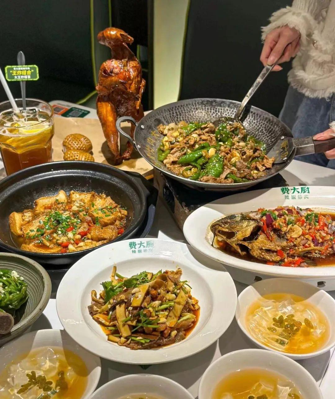 辣椒炒肉|吃个辣椒炒肉排队两小时? 费大厨到底哪里吸引人