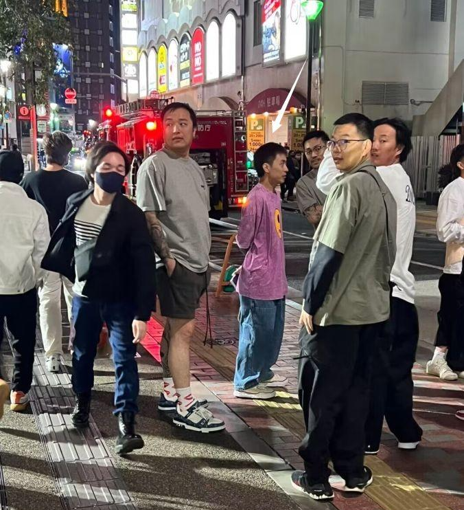 秦奋|秦奋,现身东京街头被曝,遭网友喷:“矮冬瓜”
