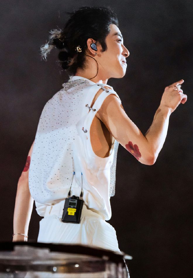 华晨宇演唱会婚纱秀引发争议，网友热议：是时尚还是过于娘炮