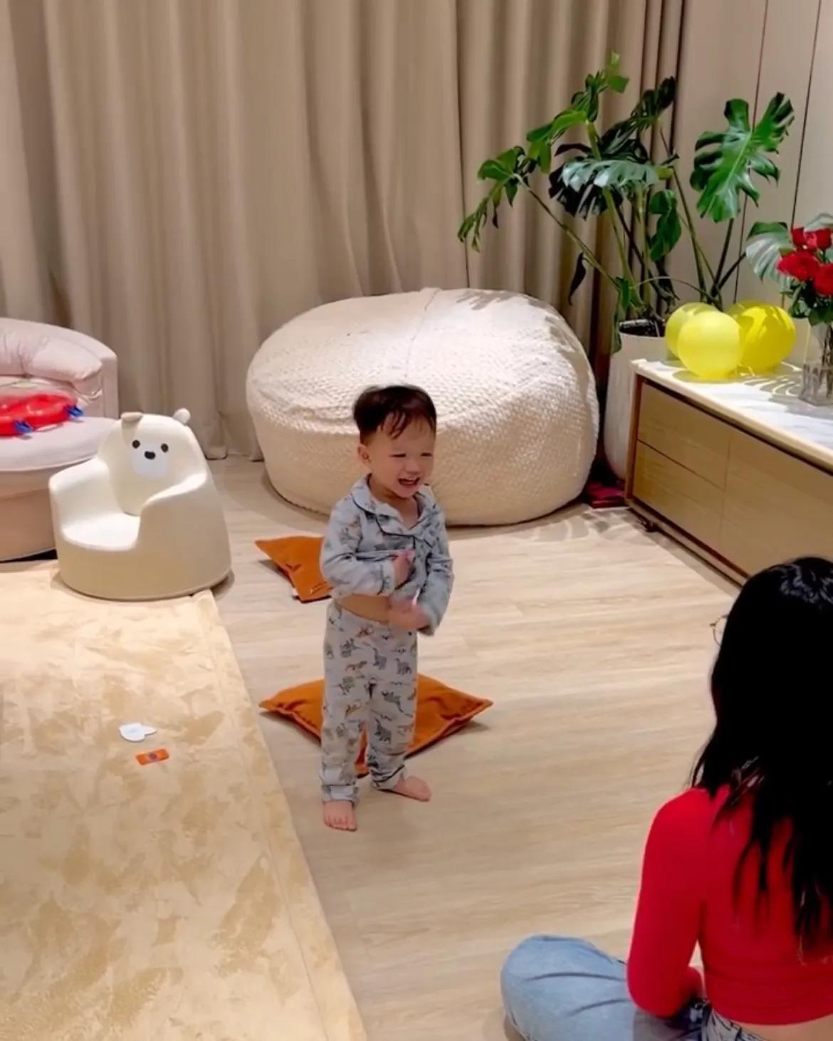 胡杏儿|胡杏儿老公晒全家福为小儿子庆生，透露2岁奕宏被俩哥哥宠爱长大