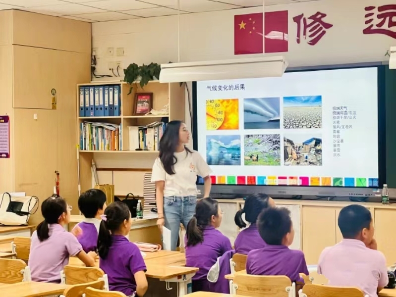 何超欣|赌王千金何超欣第一次上台讲课，穿破洞裤，披散着头发还坐桌子上