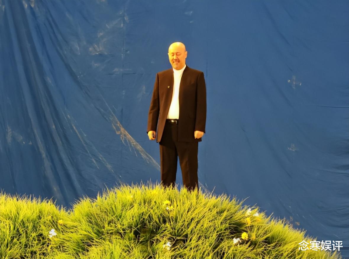 腾格尔|腾格尔拍片成本很高,巨大厂棚铺满绿草栽种大树,仿造大草原取景