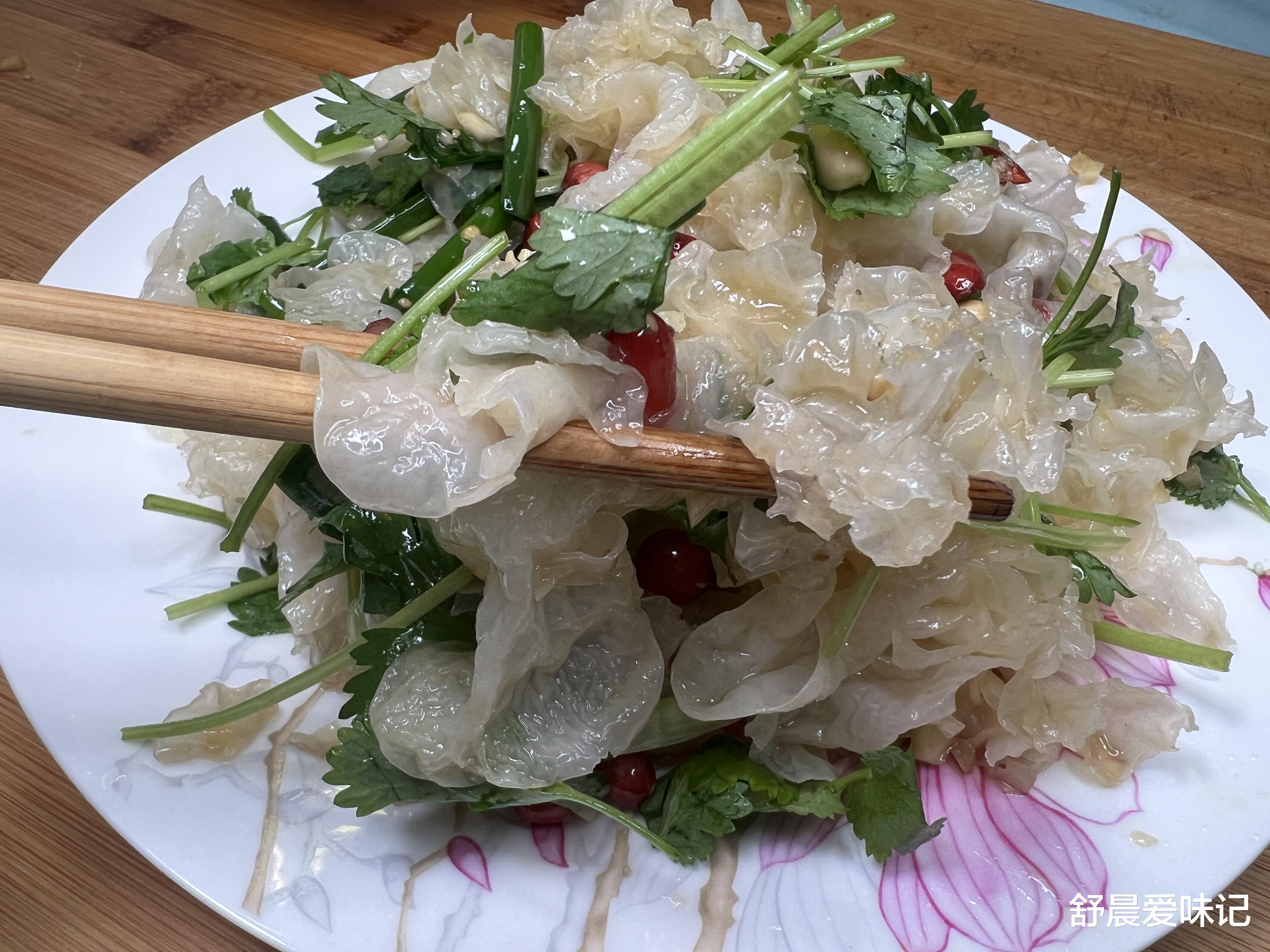 |3分钟将银耳泡发的方法可以试试，简单拌一拌，爽口开胃解油腻呢