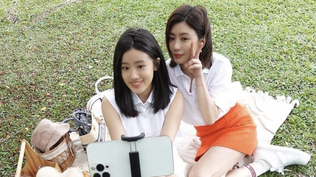 |贾静雯17岁女儿晒大胆自拍！直言想当艺人，曾秀事业线引继父不满