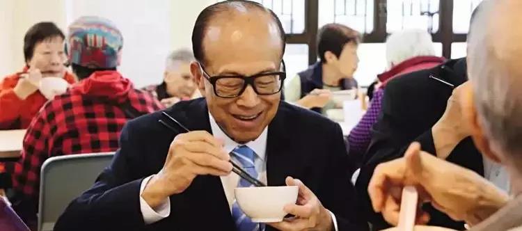 95岁李嘉诚现身游灵隐寺,身形暴瘦腿成麻杆,女保镖贴身陪同