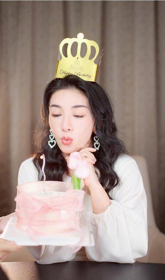 46岁黄奕晒照庆生!皮肤白皙年轻似18岁少女,感慨生活艰难机会少