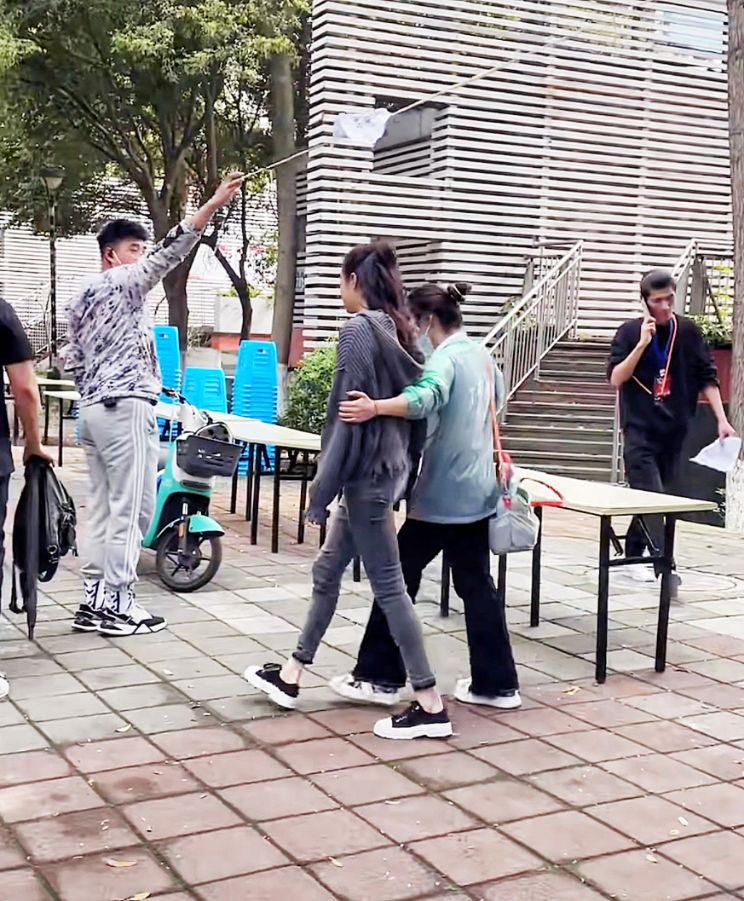 关晓彤|关晓彤现身成都拍戏,身材曼妙一双大长腿惹眼:25岁仍少女感十足