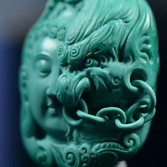镂空雕刻的绿松石