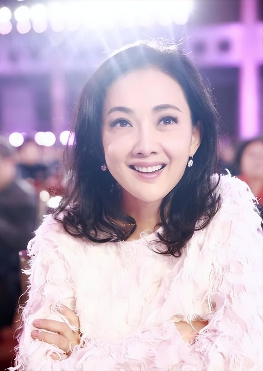 牛莉|牛莉：8次登春晚，24岁嫁给大7岁圈外男友生儿育女，50岁依旧很美