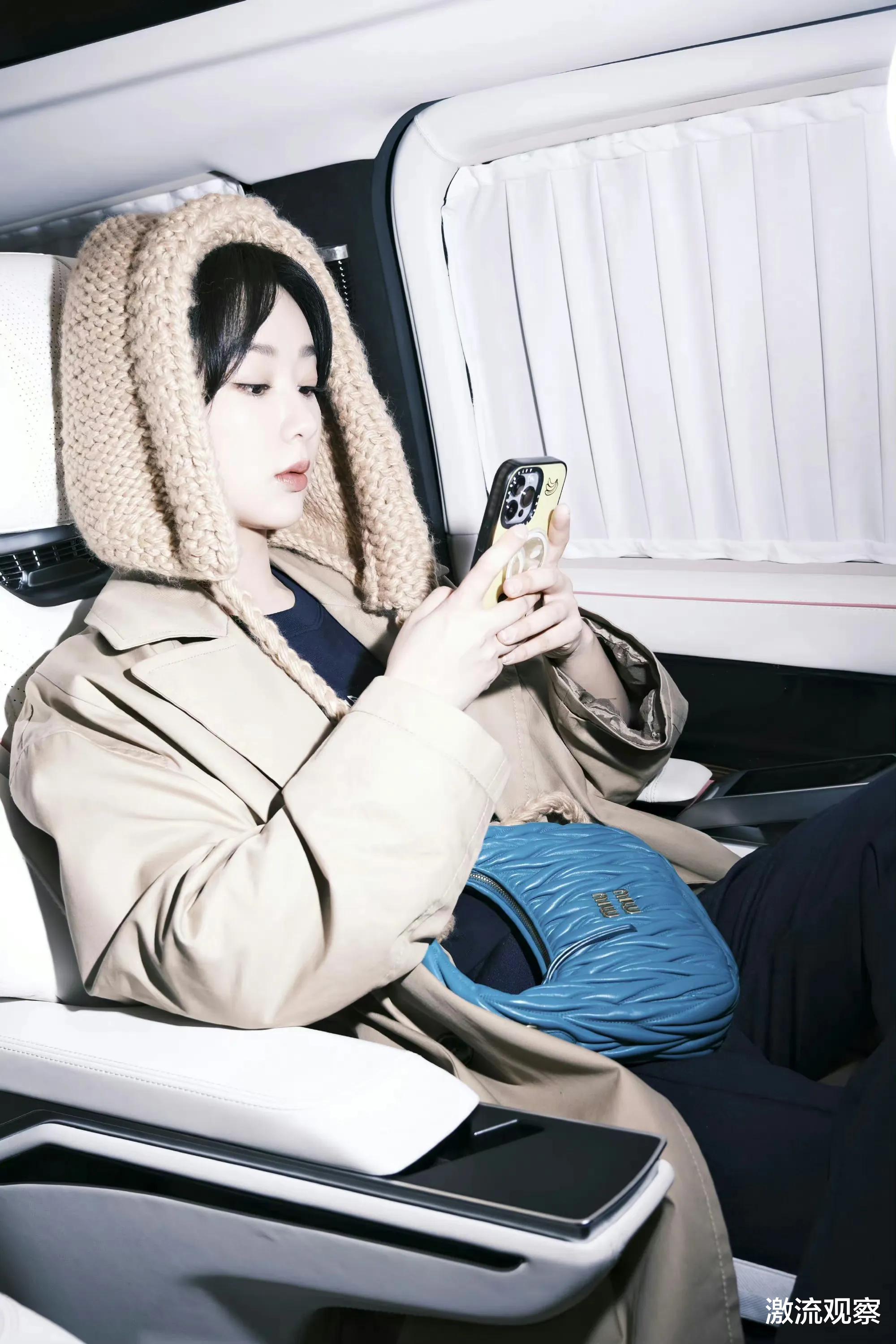 发型 杨紫直播造型惹争议,发型老土,蓝色西服显老,造型团队上心点吧