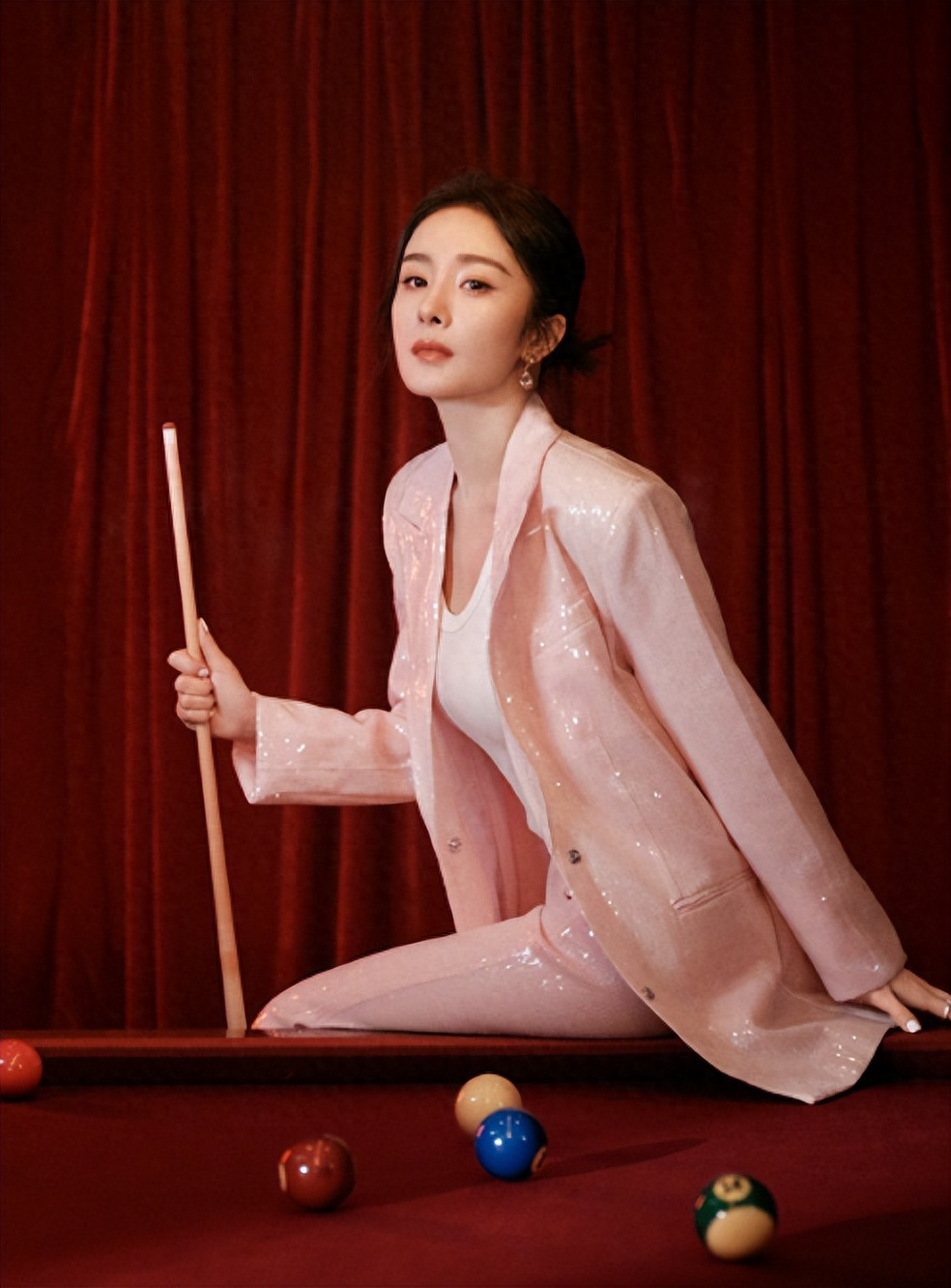 杨幂直播引争议,生图尽显老态,全程高冷被指耍大牌