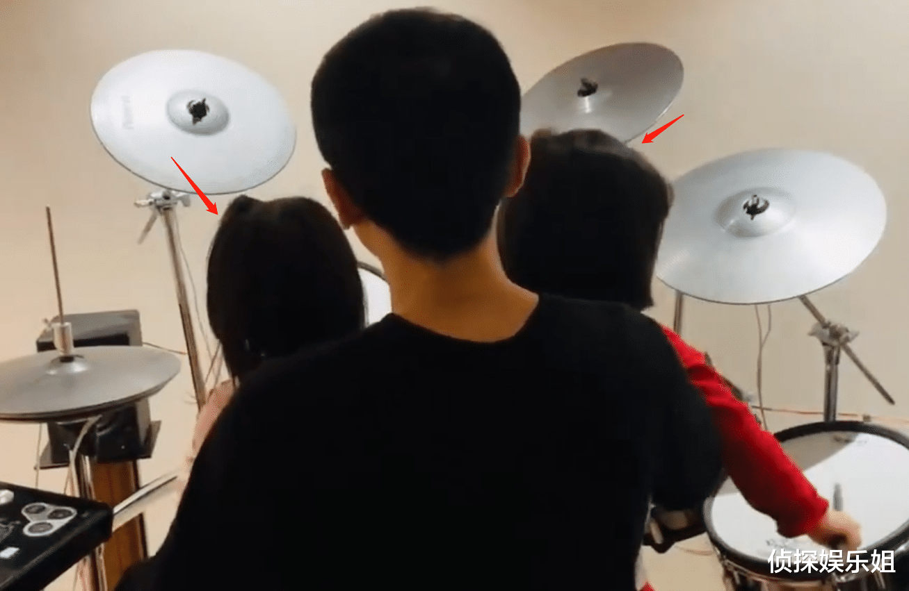 张杰父亲节抱俩女儿打架子鼓,2岁小咘芽挥舞小手律动感超好