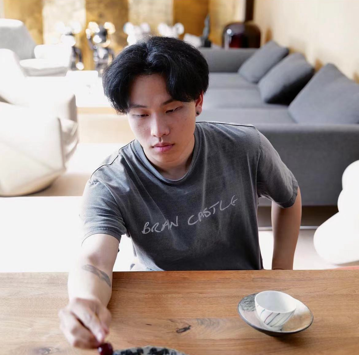 陈坤21岁儿子晒劳斯莱斯!近照黝黑沧桑很像爸,久居国外纹身瞩目