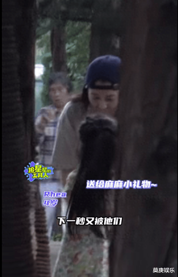 高圆圆赵又廷合体接孩子，赵又廷紧抱高圆圆手臂，女儿扑爸爸怀里亲昵