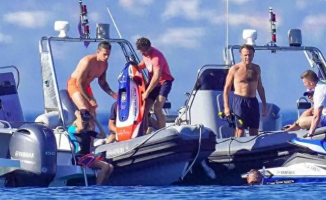 46岁马克龙光着膀子，一脸宠溺握着70岁布丽吉特的脚脖子，好甜蜜