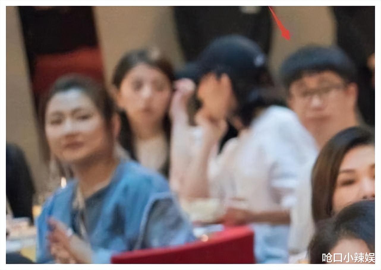 林心如与身孕8个月Selina嬉游,骑车梳公主头,完全不像47岁!