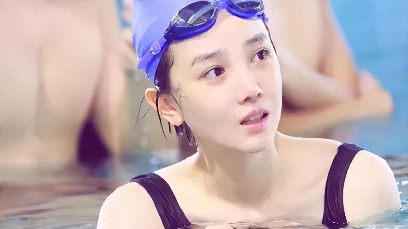 她因发育过猛，无奈退出国家游泳队，但被三流导演看上一炮而红