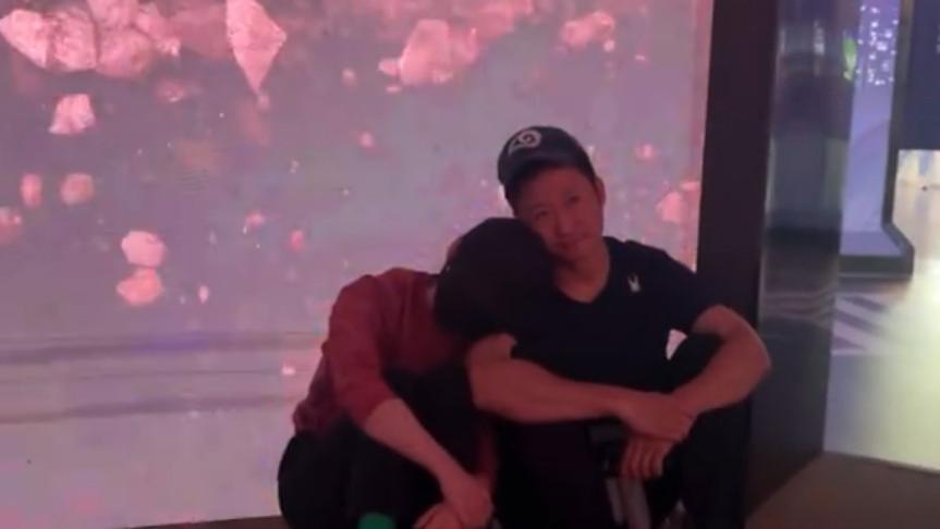 吴京谢楠特种兵式带娃，五天游四地，俩人累得坐地上相互依偎休息