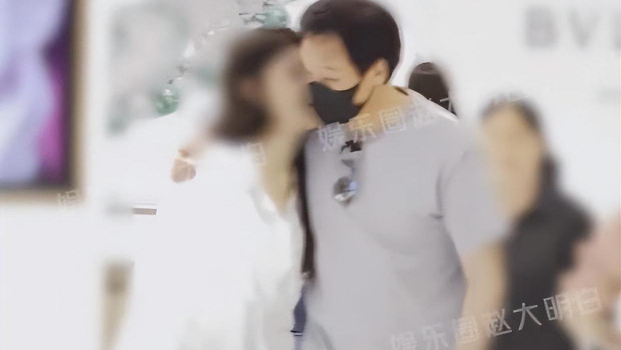 刘亦菲干爹陪小女友买项链，贴心为女方挽发试戴，与杨采钰疑离婚