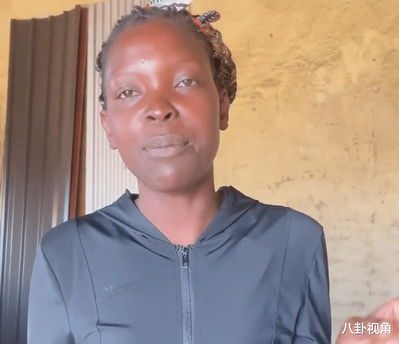 Rose给非洲娘家搭灶台，老公当众黑脸嫌搬砖太重，生吃虫子引争议