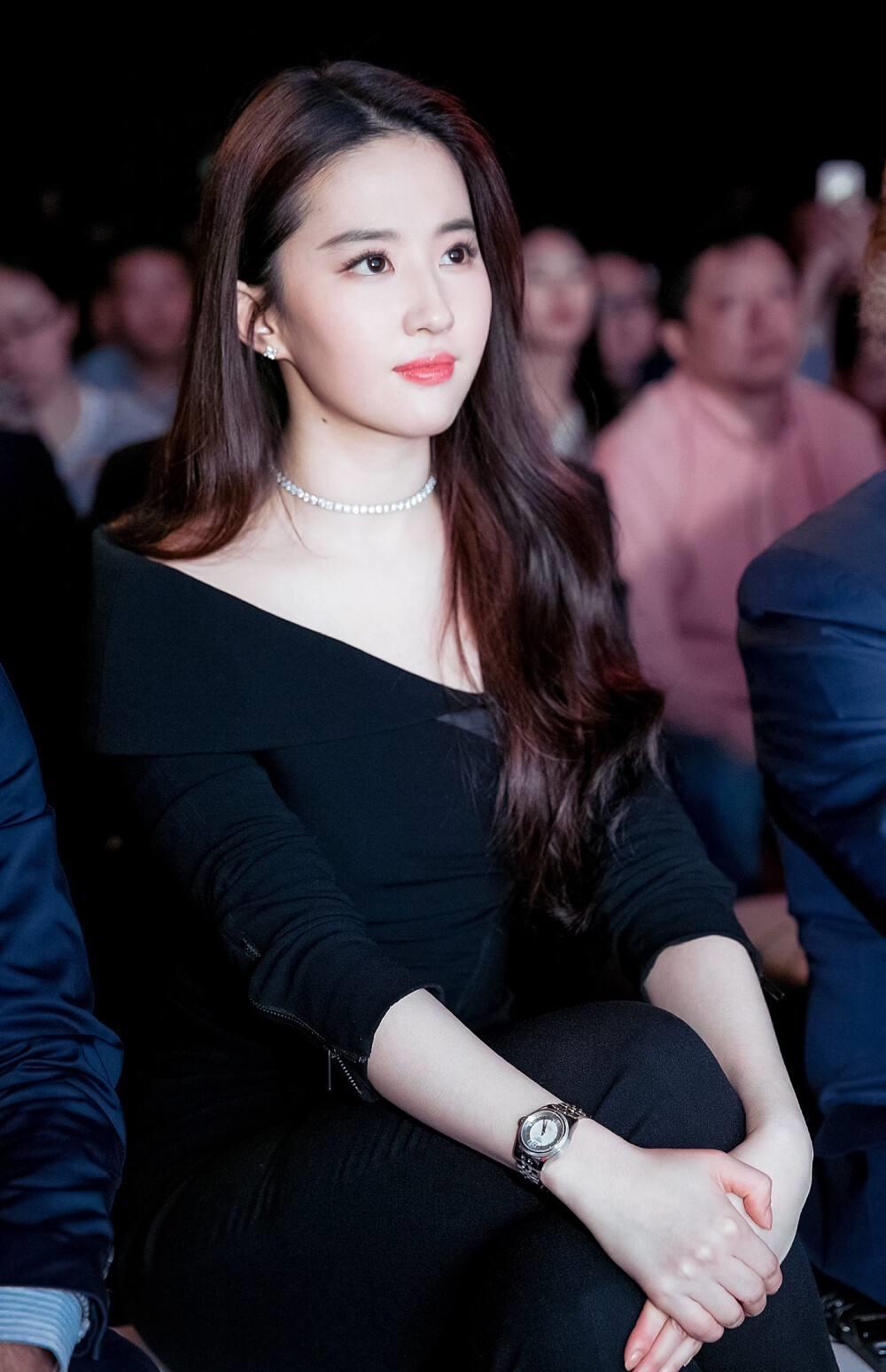 唐嫣|刘亦菲胯大腿粗双下巴,谭松韵小腹突出身体发胖,只有排骨才美吗