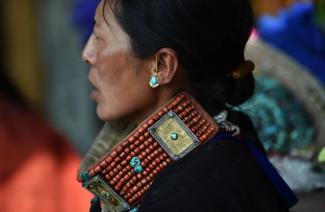 看看藏服上百块老蜜蜡、无数颗珍珠、红珊瑚、绿松石