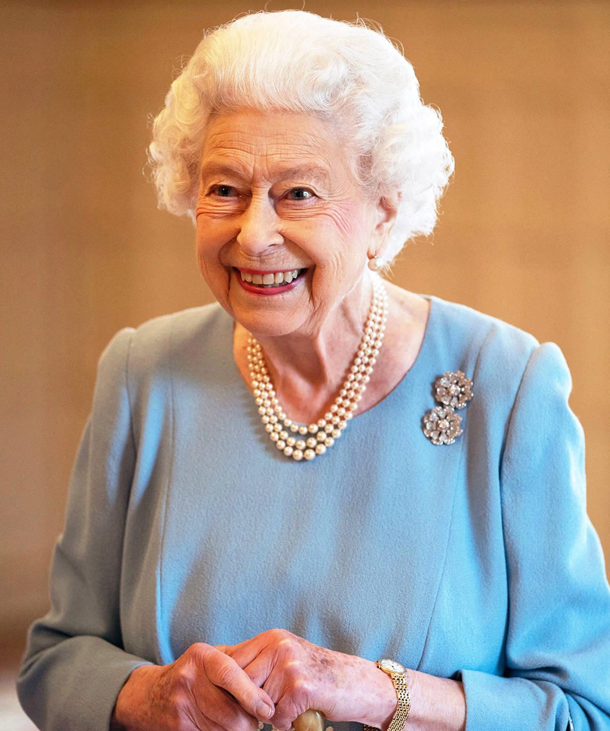 |夏洛特公主绝了!8岁小姑娘眼神老练凌厉,恍如伊丽莎白女王再现